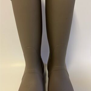 HUNTER • BOOTS
Women • Size US 7 • Excellent condition